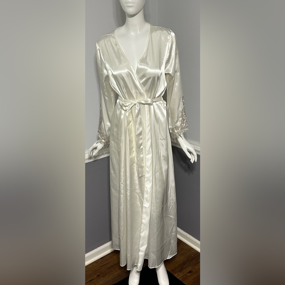 Flora Nikrooz Women's Long Sleeves Lace Trim Tie Waist Robe Cream Size S/M